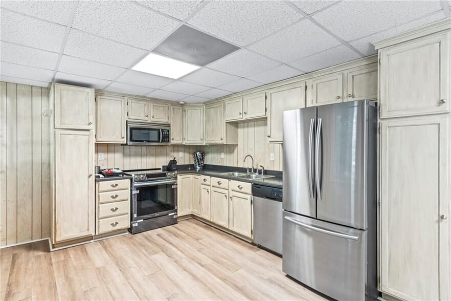 Building Photo - 3201 Lakeridge Dr SE