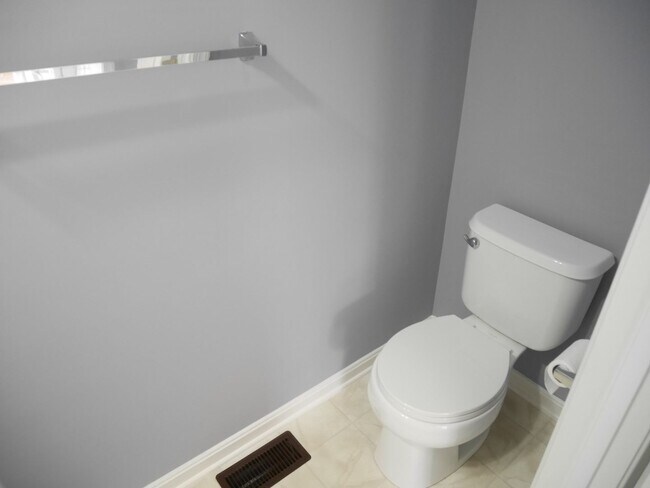 Building Photo - 5 Bedroom 2.5 Bathroom Home- Located in Fi...