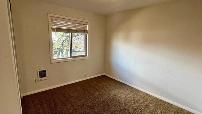 second bedroom facing east - 4956 NE 9th Ave