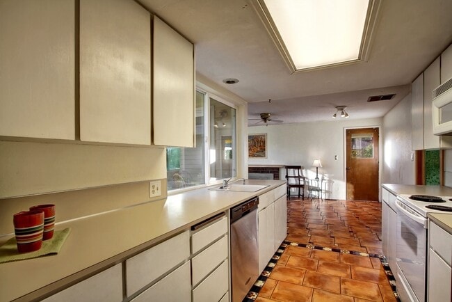 Building Photo - Bellevue Home