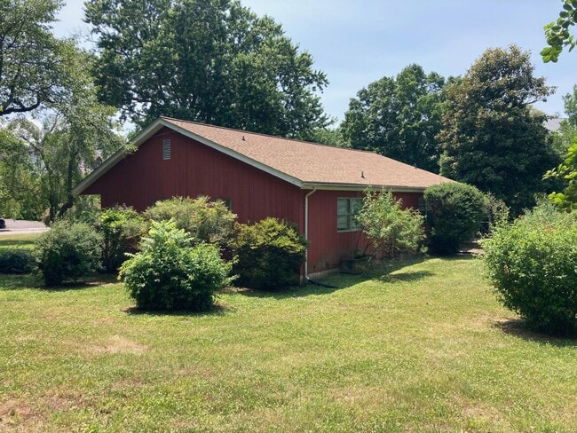 Building Photo - 4 BR/3 BA Home with Large Yard - Accepting Applications Through 4/24