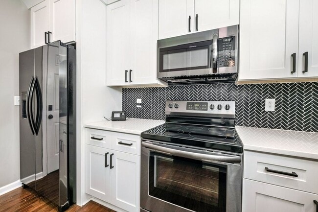Building Photo - Single Family House! JUST RENOVATED! Centr...