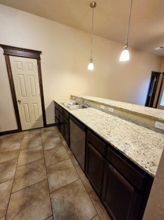 Building Photo - HOME FOR THE HOLIDAYS 1 MONTH FREE