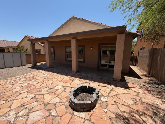 Building Photo - 880 West Calle Valenciana