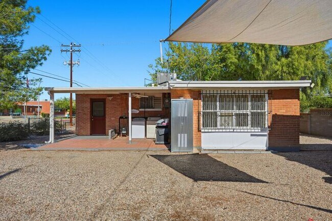 Building Photo - Light-Filled Tucson 2 Bedroom Rental – Move In This November!