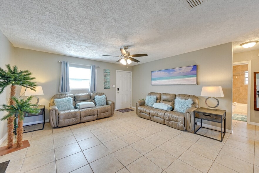 Building Photo - 1555 N Tuttle Ave