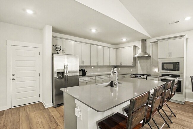 Building Photo - 855 Nightingale Ave