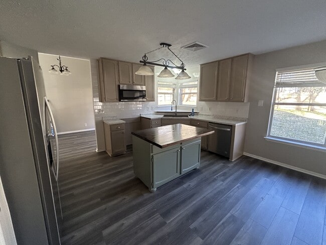 Building Photo - 533 Woodland Hills Dr