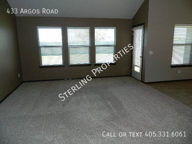 Building Photo - 433 Argos Rd