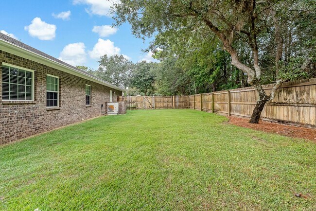 Building Photo - Gorgeous Southern Living Home in Coveted S...