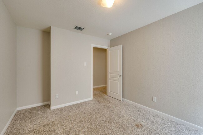 Building Photo - Great location. 4 bedrooms plus an office!