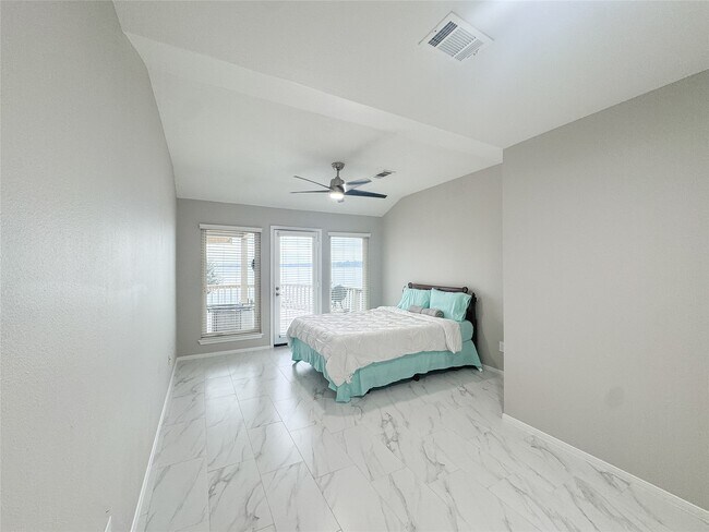 Building Photo - 112 Cove Point