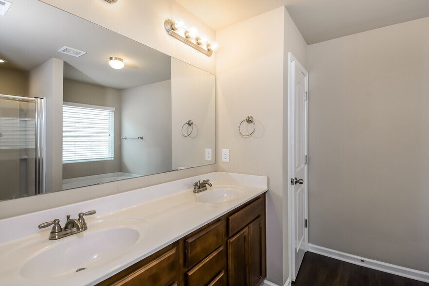 Building Photo - 618 Royal Crest Ct