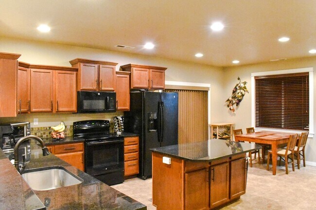 Building Photo - Spacious 5 Bed/2.5 Bath Single Family Home...