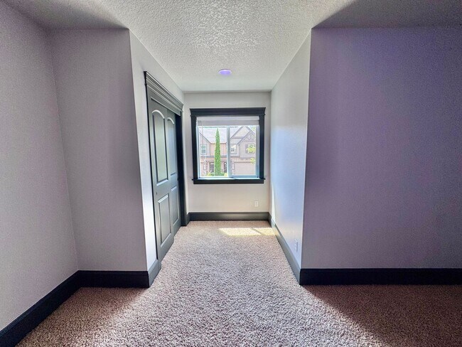 Building Photo - GORGEOUS Townhome...  LOCATION , LOCATION near Peace Health Hospital