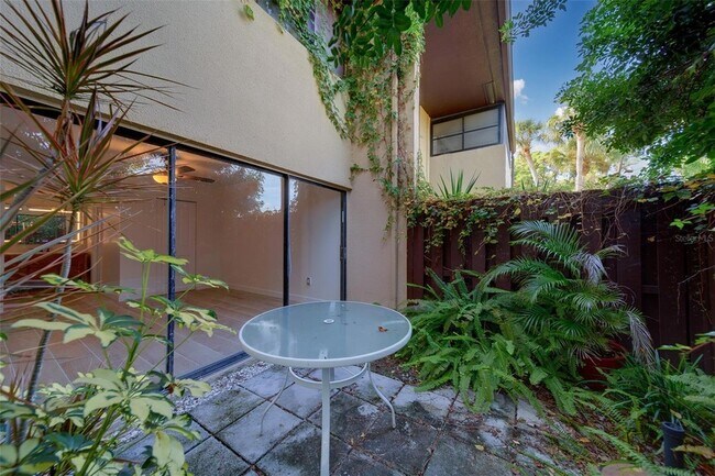 Building Photo - 890 N Village Dr