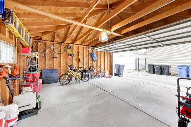 Building Photo - 3926 N Ridgeway Ave