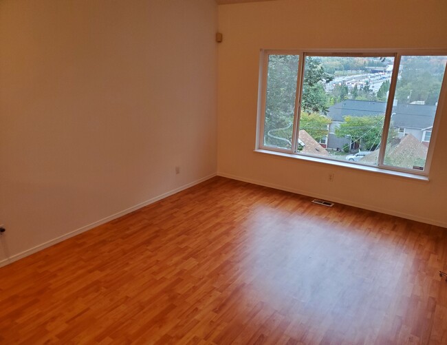 Living Room - 1542 Cherrylane Ave S