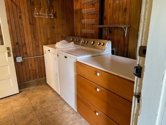 Building Photo - Classic Bungalow NW Bend