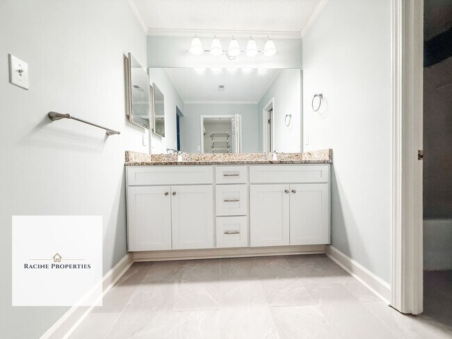 Building Photo - Townhouse available on Lake Hartwell—comes with a water view!