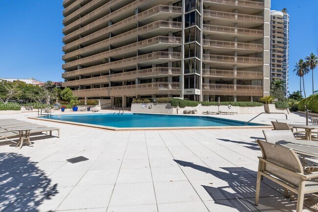 Building Photo - 2901 S Bayshore Dr