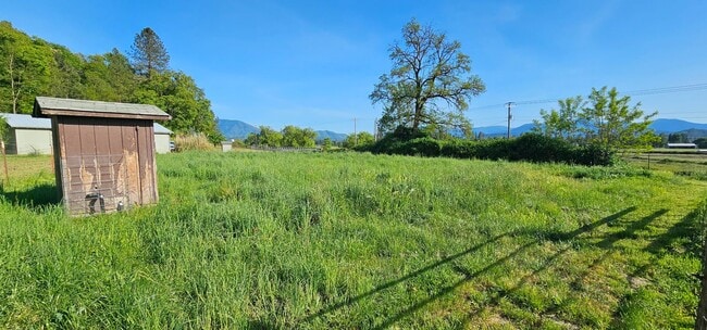 Building Photo - Horse Property on 2.5 Acres Minutes to Downtown Grants Pass