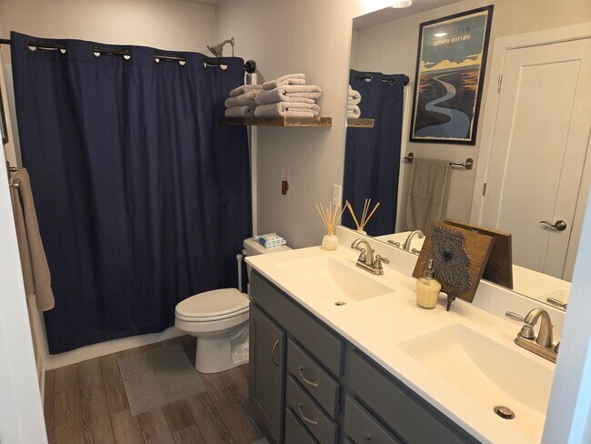 Building Photo - 3 bd, 2 ba house in E Columbia in great move-in shape, fenced, corner lot, w/d provided.