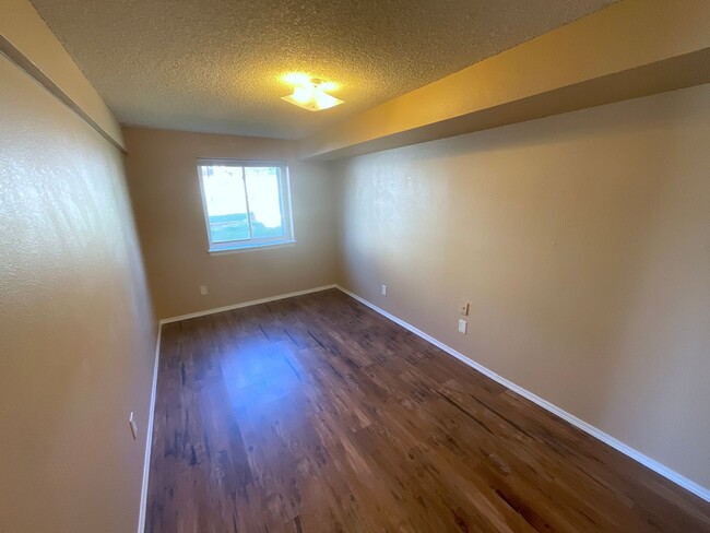 Building Photo - 5 Bedroom Home Available Near Research Pkw...