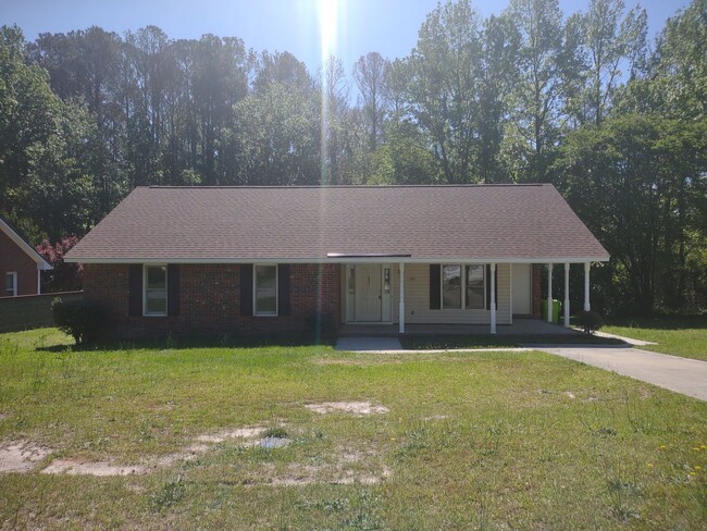 Primary Photo - Wonderful Three Bedroom Home in Northeast ...