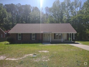 Building Photo - Wonderful Three Bedroom Home in Northeast ...