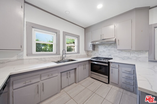 Building Photo - 613 N Lucerne Blvd
