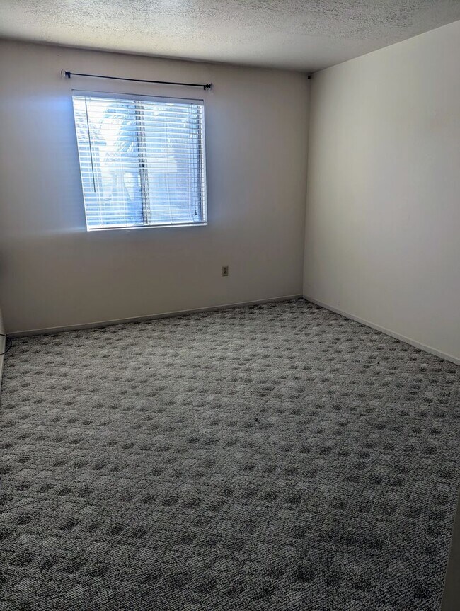 Building Photo - One Bedroom Smokey Lane Condo!