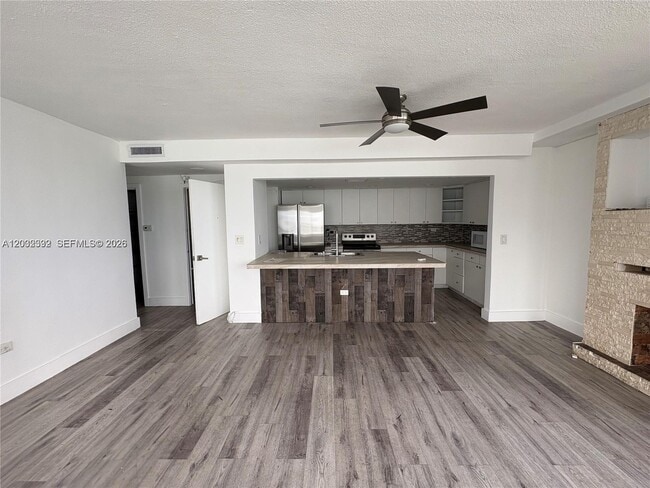 Building Photo - 7545 E Treasure Dr