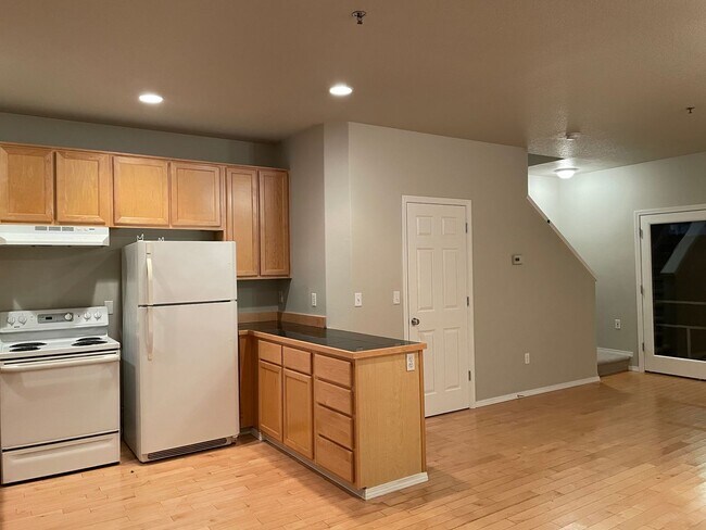Building Photo - Beautiful 2Bd/2Ba Townhome in Notting Hill...