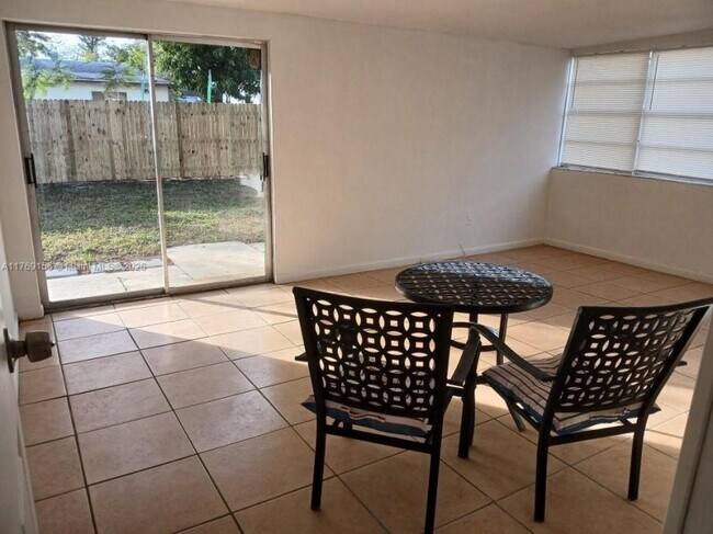 Building Photo - 3 bedroom in Hollywood FL 33024