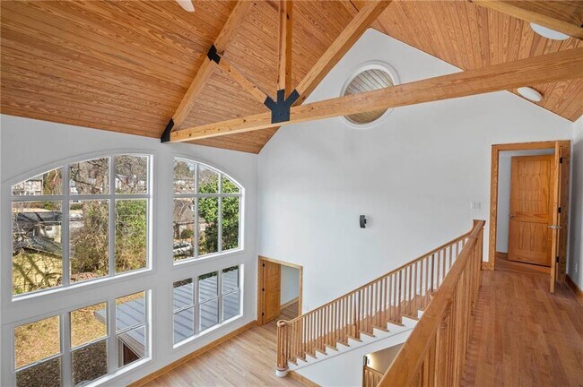 Building Photo - 1008 Courtenay Dr NE