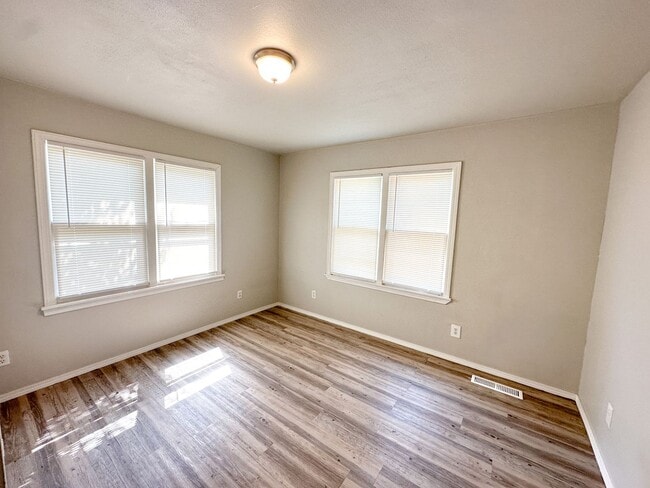 Building Photo - 3 Bed / 1 Bath - LARGE Workshop!