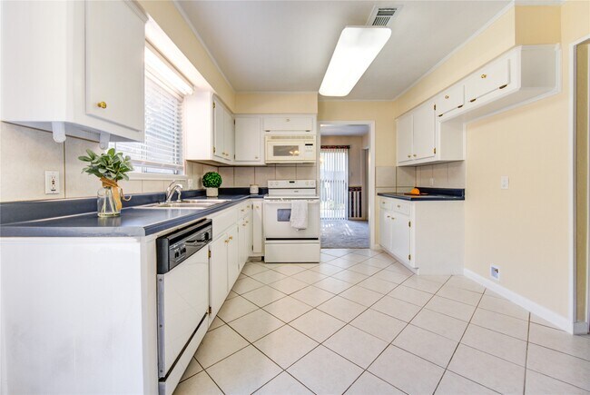 Building Photo - 1927 Ash Meadow Dr