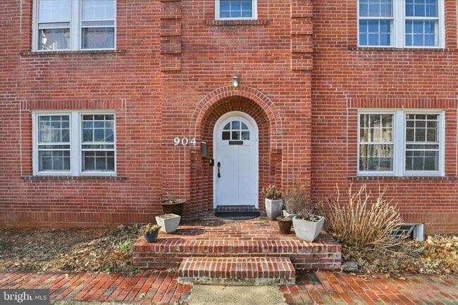 Building Photo - 904 N Ivy St