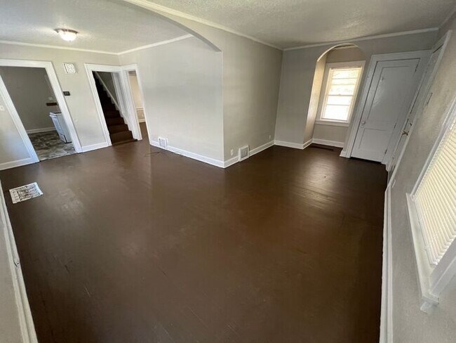 Building Photo - 3 Bed/1 Bath Home with Fenced Yard / Pet-Friendly / Vouchers Accepted / Coming Soon!