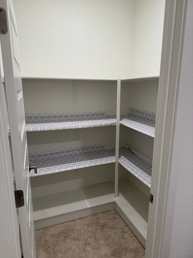 Building Photo - Lovely 4 Bedroom Home With Easy Landscaping And Beautiful Interior