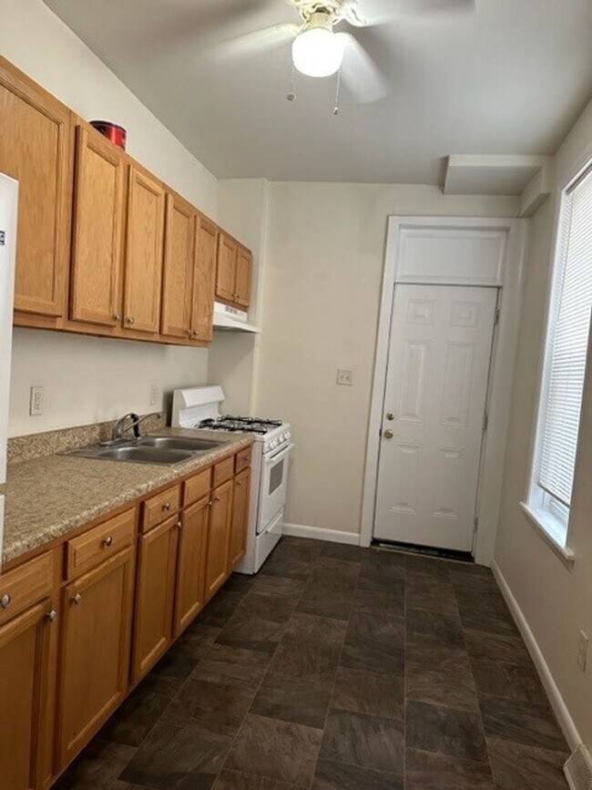 Building Photo - Single Family 2 Bedroom 1 Bathroom Home Fo...