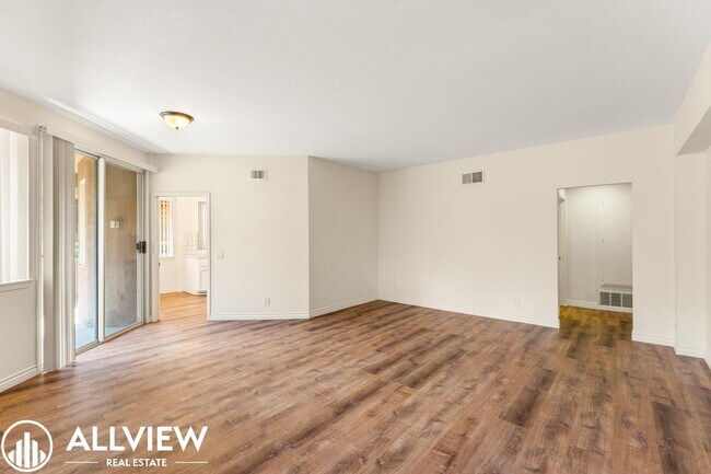 Building Photo - Beautiful Ground Level 2 Bedroom, 2 Bathro...