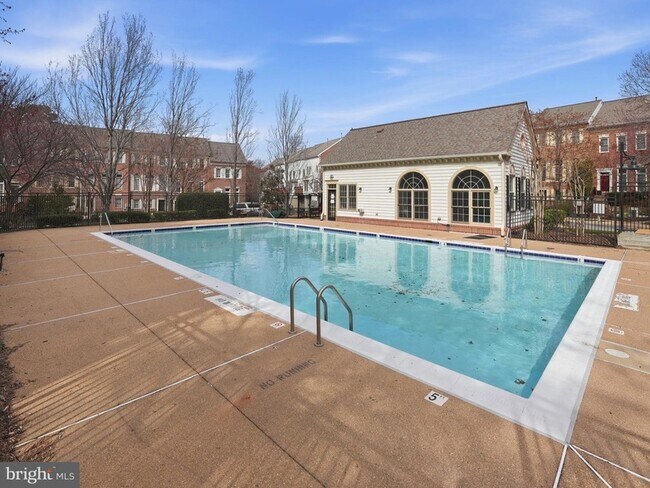 Building Photo - 4667 Longstreet Ln