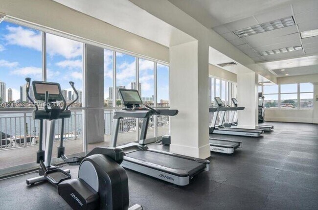 Building Photo - 18081 Biscayne Blvd