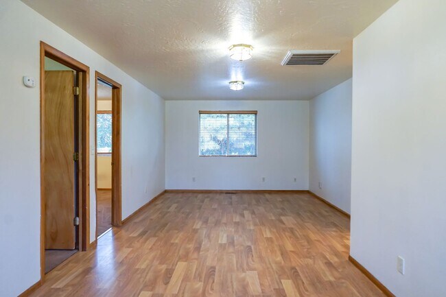 Building Photo - Mini "Ranch" in Hayden