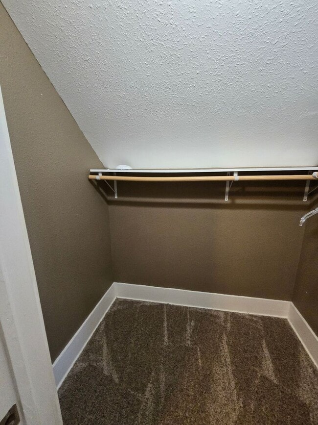 Building Photo - 2 Bed 1.5 Bath