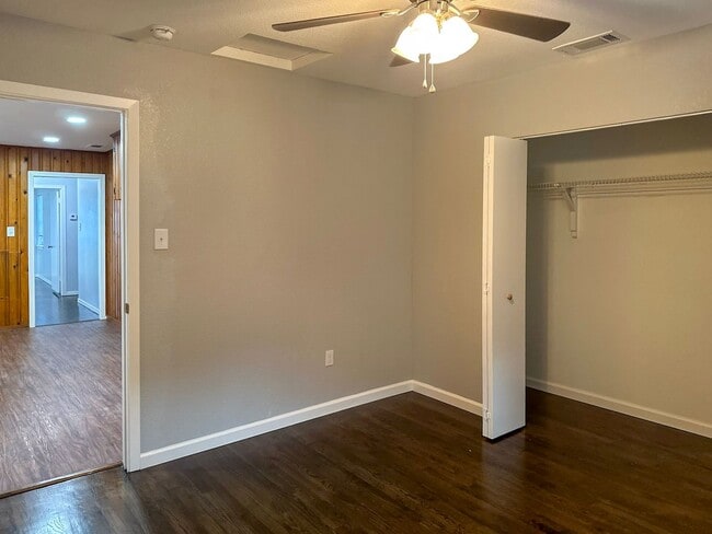 Building Photo - 3 Bedroom / 2 Bathroom