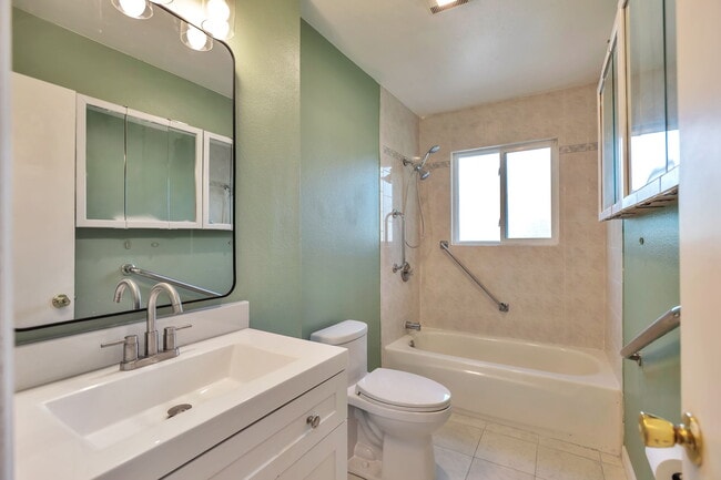 Building Photo - 1107 E 15th Ave