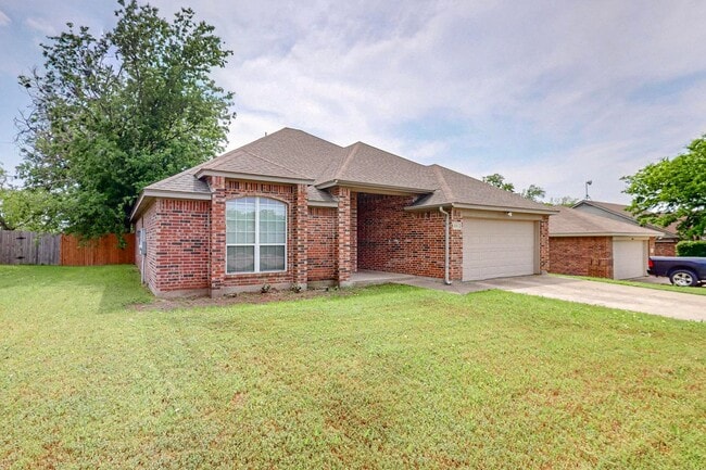 Building Photo - Available July | 4-bedroom 2 bath home in ...